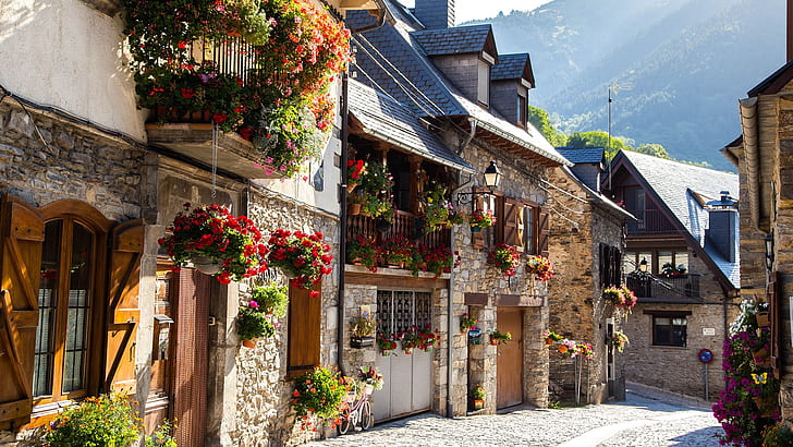 Flores rojas, ventana, puerta, casa, pueblo, montañas, calle, verano, Cataluña, España, Fondo de pantalla HD