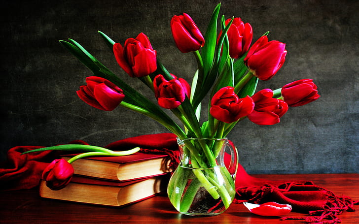 Vaso de tulipas, vermelho, flores, livros, mesa, natureza estática, HD papel de parede