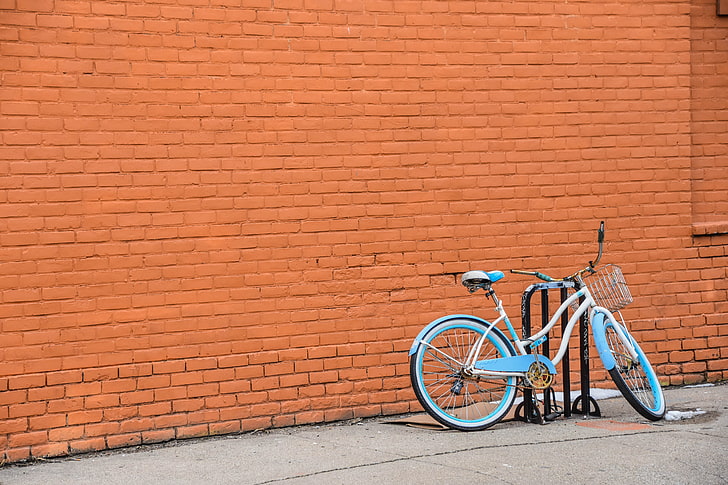 blue and white mountain bike, bicycle, parking, wall, HD wallpaper