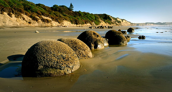 okrągłe brązowe skały na brzegu morza otoczone górą, otago, otago, głazy Moeraki, Otago NZ, skały, brzeg morza, góra, geologia, nowa zelandia, lumix FZ1000, aparat mostkowy, domena publiczna, poświęcenie, CC0, oznaczone geo, zdjęcia , plaża, morze, natura, linia brzegowa, piasek, krajobraz, woda, skała - Obiekt, scenics, lato, Tapety HD HD wallpaper