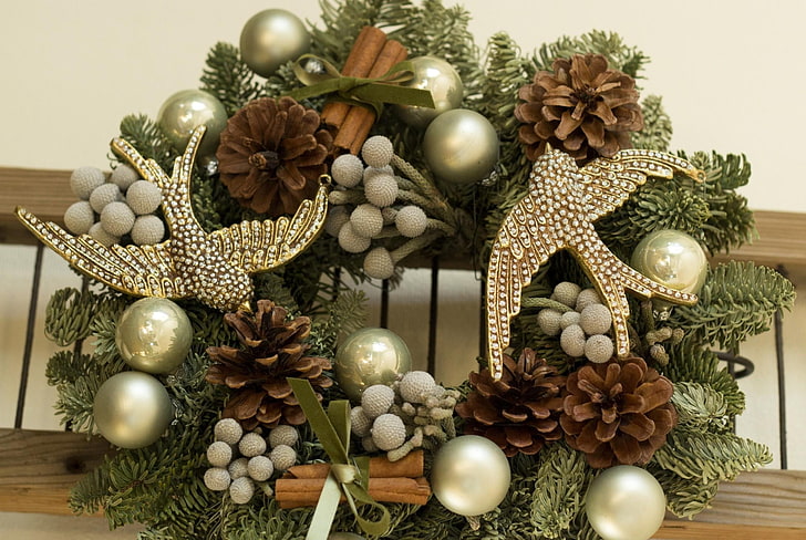 Christmas-themed door wreath, wreath, pine needles, bumps, balls, birds, cinnamon, attribute, HD wallpaper