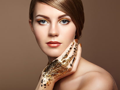 twarz, modelka, proste tło, złoty, kobiety, portret, pomalowane paznokcie, nagie ramiona, makijaż, Tapety HD HD wallpaper