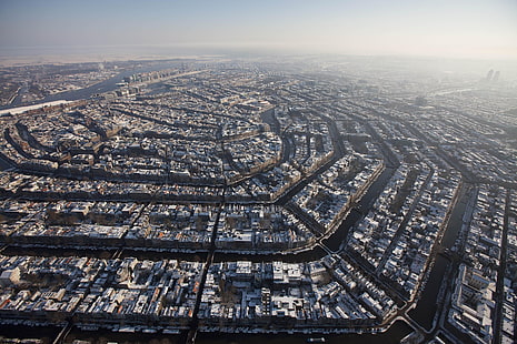 gri yüksek binalar, gündüz şehrin hava fotoğrafçılığı, şehir, cityscape, mimari, bina, Amsterdam, Hollanda, nehir, kış, kar, havadan görünümü, eski bina, Avrupa, HD masaüstü duvar kağıdı HD wallpaper