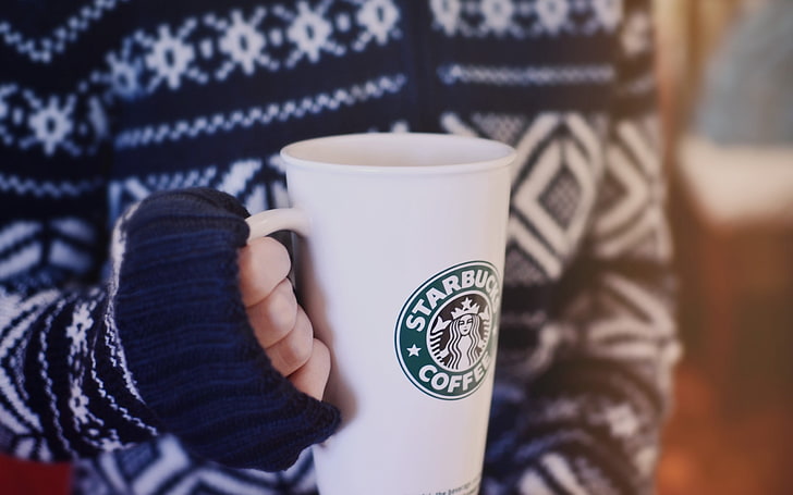 бяла чаша Starbucks, чаша, кафе, ръце, пуловер, настроение, HD тапет