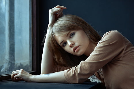 wanita mengenakan atasan lengan panjang cokelat, Anastasia Scheglova, wanita, berambut pirang, model, potret, memandang penonton, Wallpaper HD HD wallpaper