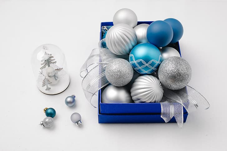шары, праздник, коробка, синие, рождество, новый год, снеговик, светлый фон, тесьма, елочные игрушки, сувенир, серебро, лампочки, новогодние декорации, HD обои