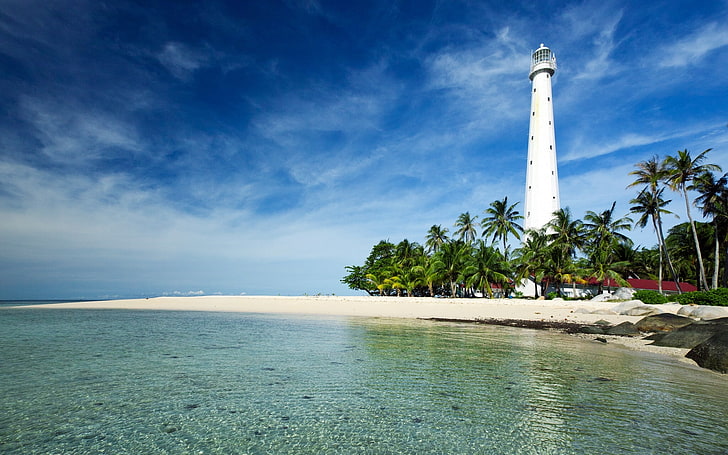 白い灯台、ヤシの木、海岸、灯台、インドネシア、ビリトン島、ジャワ海、ジャワ海、タンジュンケラヤンビーチ、ビリトン、 HDデスクトップの壁紙