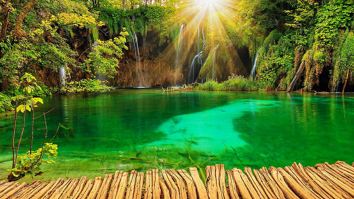 湖、滝、プリトヴィチェ湖群国立公園、クロアチア、太陽、木、水、サンレイ、ヨーロッパ、緑、太陽、水域、自然保護区、葉、風景、 HDデスクトップの壁紙