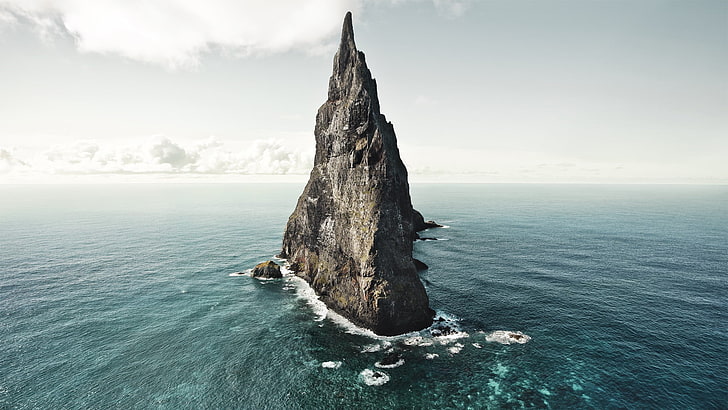 isla de la colina de piedra bajo el cielo nublado durante el día, montañas, mar, naturaleza, nubes, horizonte, pico, rocas, volcán, isla, Fondo de pantalla HD