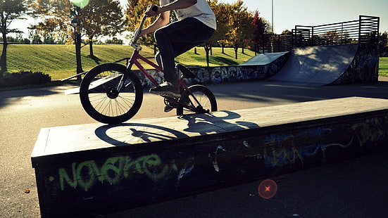 bicicleta BMX negra y roja, bicicleta, deporte, chico, BMX, el truco, skate Park, Fondo de pantalla HD HD wallpaper