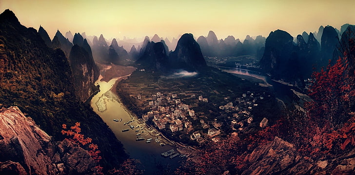 målning av bruna berg, fågelperspektiv av vattenmassan omgiven av berg, berg, stadsbild, flod, falla, fält, skog, dimma, solnedgång, Kina, byggnad, natur, panorama, landskap, HD tapet