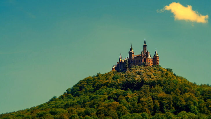 brunt och beige slott, arkitektur, slott, natur, landskap, träd, Tyskland, kullar, skog, torn, moln, fotografi, Burg Hohenzollern, HD tapet