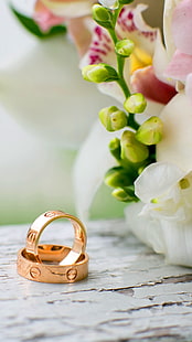 Anillos de boda Flores, dos anillos de color dorado, Amor, flores, anillo, Fondo de pantalla HD HD wallpaper
