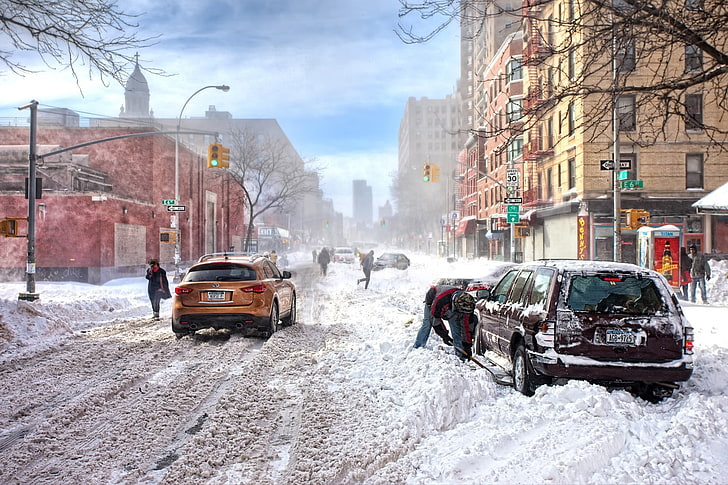 白い雪、雪、インフィニティ、都市、通り、交通信号灯で覆われた道路上のオレンジ色のCUVと紫のステーションワゴン、 HDデスクトップの壁紙