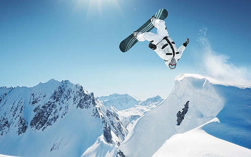 Сноуборд сноуборд скок сняг зима стоп екшън HD, черно-бял сноуборд; мъжко бяло яке с цип балон, спорт, сняг, зима, екшън, скок, стоп, сноуборд, сноуборд, HD тапет HD wallpaper
