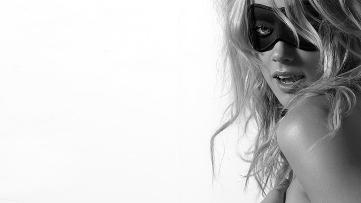 여자의 검은 눈 마스크, 앰버 허드, 흑백, 금발, 맨손으로 어깨, 마스크, 얼굴, 측면보기, 간단한 배경, HD 배경 화면
