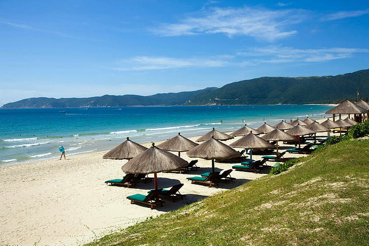 Летний курортный отдых, море, океан, побережье, пляж, песок, зонт, солома, DAL, небо, горы, летний отдых на курорте, шезлонги, серфинг, HD обои