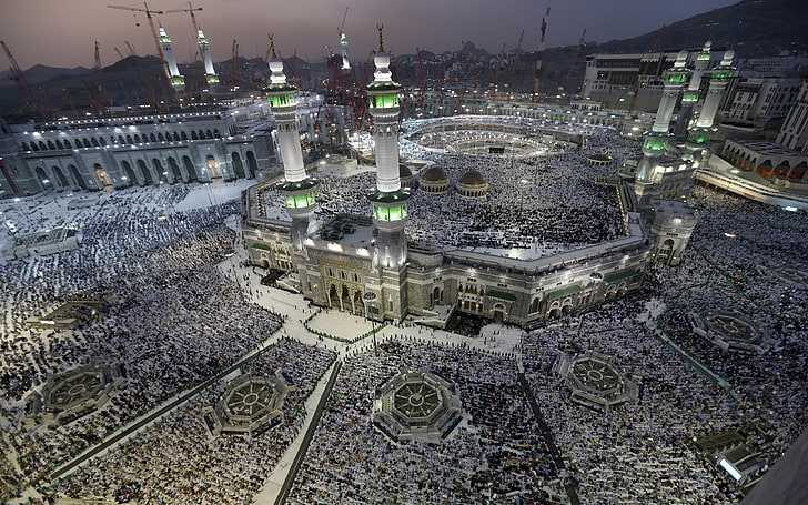 I pellegrini musulmani pregano intorno alla Santa Kaaba alla Grande Moschea, durante l'annuale pellegrinaggio Hajj alla Mecca, Sfondo HD