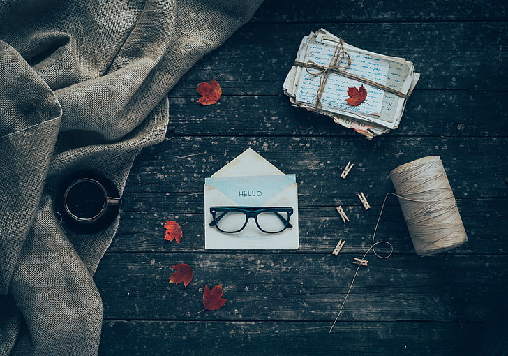 Brillen mit schwarzen Rahmen, Umschlag, Briefe, Gläser, HD-Hintergrundbild