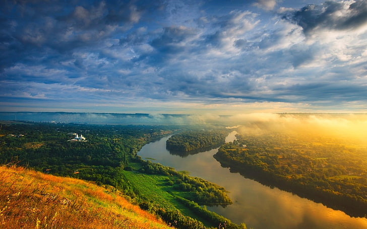 zielone liściaste drzewa, natura, krajobraz, mgła, chmury, rzeka, las, trawa, pole, Mołdawia, Tapety HD