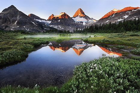 пейзажна фотография на планина, лято, сутрин, мъгла, езеро, планини, природа, гора, снежен връх, трева, пейзаж, вода, зелен, диви цветя, отражение, небе, HD тапет HD wallpaper