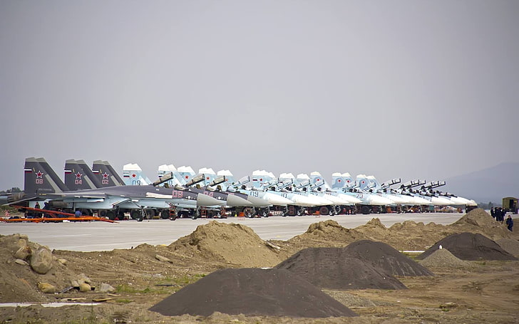 braune und weiße Holzhausminiatur, Su-27, Militärstützpunkt, Düsenjäger, Militär, Militärflugzeug, Sukhoi Su-27, HD-Hintergrundbild