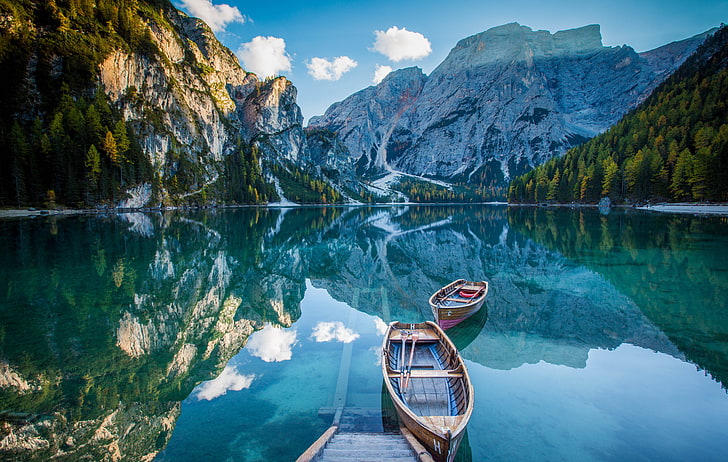 duas canoas de madeira marrons, montanhas, lago, reflexão, barcos, espelho, convés, HD papel de parede