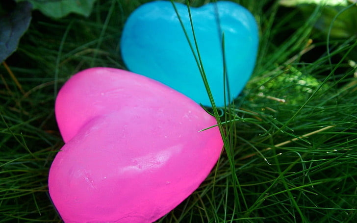 pink and blue heart ornaments, heart, couple, figurine, grass, HD wallpaper