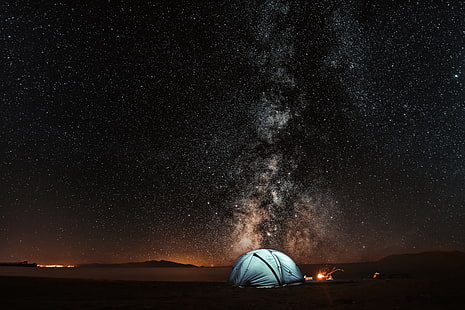 خيمة التخييم البيضاء ، خيمة ، السماء المرصعة بالنجوم ، الليل ، السياحة، خلفية HD HD wallpaper