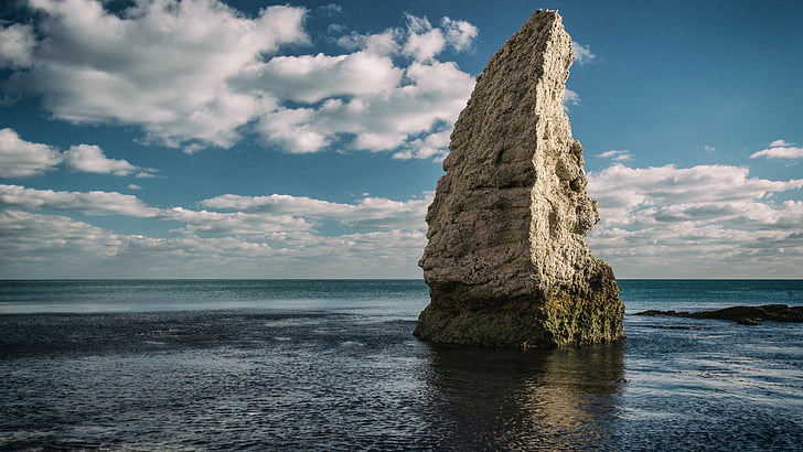 جرف رمادي على جسم مائي تحت غيوم ستراتوس ، الساحل الجوراسي ، 5 كيلو ، ورق جدران بدقة 4 كيه ، دورست ، إنجلترا ، الصخور ، الغيوم، خلفية HD
