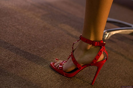 stiletto merah yang tidak berpasangan, sepatu merah, Natalia Starr, tumit tali pergelangan kaki, Wallpaper HD HD wallpaper