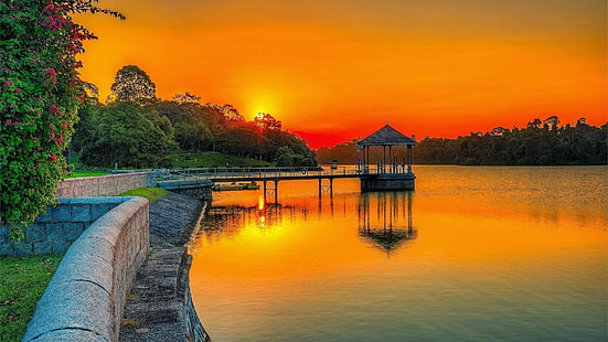 Sunset Orange Sky Lake Park แพลตฟอร์มไม้ฤดูร้อนสวนป่าพร้อมต้นไม้สีเขียววอลล์เปเปอร์ Full HD 2048 × 1152, วอลล์เปเปอร์ HD HD wallpaper