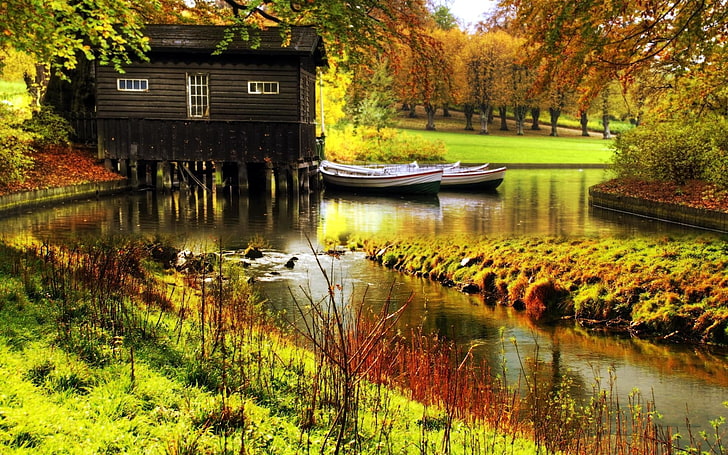 maison en bois marron, lodge, rivière, bateaux, jetée, bois, jardin, tiges, couleurs, Fond d'écran HD