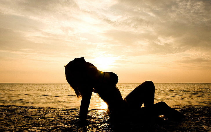 silhouette of woman, sea, beach, girl, sunset, Susan Wayland, HD wallpaper