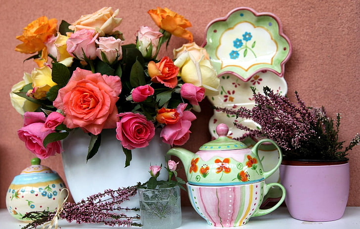 różnokolorowe kwiaty róż, róże, kwiaty, bukiet, wazon, zastawa stołowa, Tapety HD