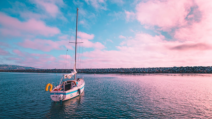 voilier blanc et bleu, bateau, coucher de soleil, rose, mer, Californie, ciel, eau, voiliers, Fond d'écran HD