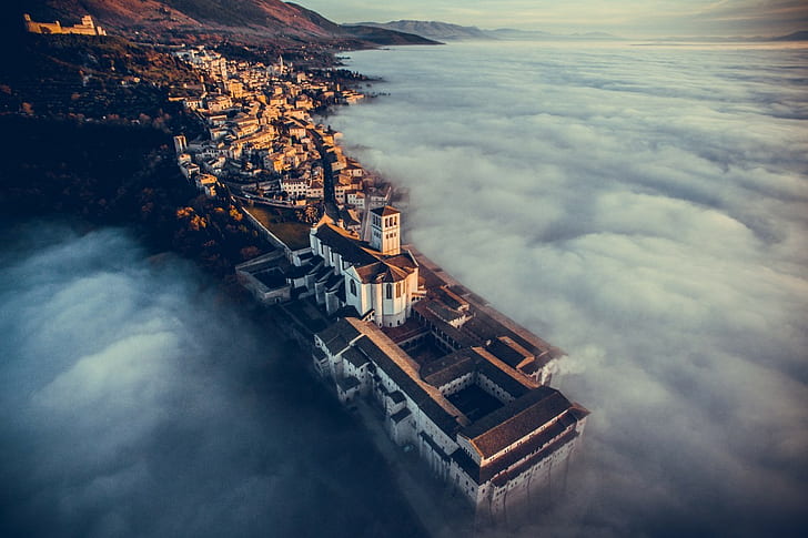 francisco cattuto drone nubes vista aérea concursos fotografía niebla antiguo edificio iglesia pueblo tejados colinas italia basílica de san francisco de asís, Fondo de pantalla HD