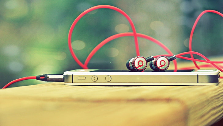 бял iPhone 4 и червен Beats By Dr Dre Tour, чудовищни ​​ритми, ябълка, iphone, слушалки, телефон, HD тапет