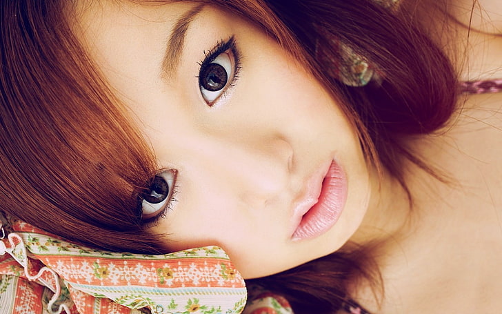 عارضة الأزياء الآسيوية المرأة الوجه تبحث في المشاهد أحمر الشعر، خلفية HD