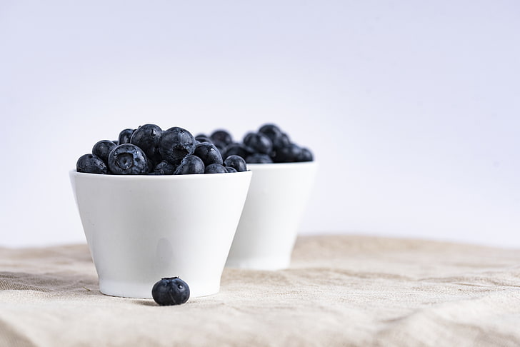 blueberries and white bowls, blueberries, berries, bowl, HD wallpaper