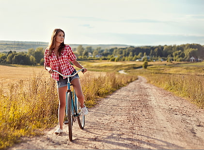 женские красно-белые топы на пуговицах с воротником и синие джинсовые шорты, лето, велосипед, шорты, клетка, рубашка, в дороге, HD обои HD wallpaper
