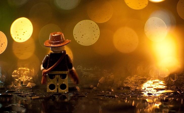 Indiana Jones Lego In The Rain, Lego mini figura de vaquero, Aero, Macro, Noche, Lluvia, Miniatura, indiana jones, Lego, bokeh, Fondo de pantalla HD
