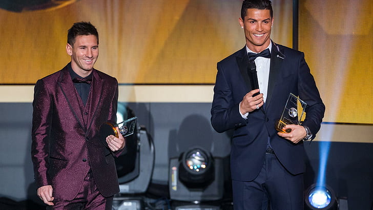 Lionel Messi und Cristiano Ronaldo lächeln während der FIFA Ballon d'Or-Gala 2014, des blauen und purpurroten Gesellschaftsanzugs der Männer, FIFA, Ballon d'Or, 2015, Fußball, Cristiano Ronaldo, Lionel Messi, HD-Hintergrundbild