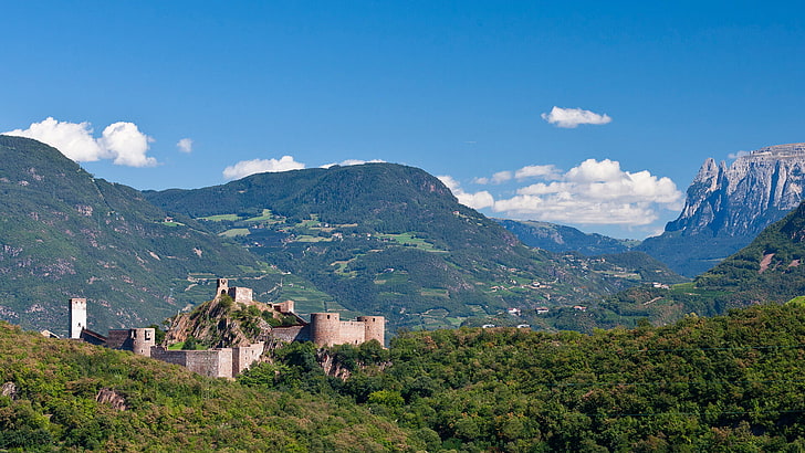 weißes und braunes konkretes Haus, Natur, Landschaft, Berge, Schloss, alt, Bäume, Wald, Wolken, Architektur, Südtirol, Italien, HD-Hintergrundbild