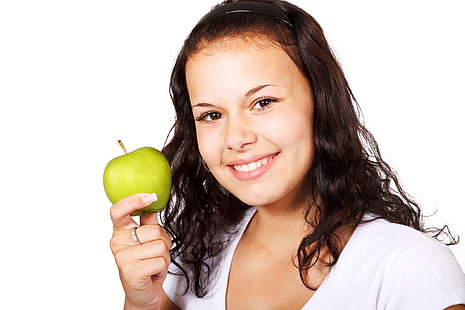 elma, diyet, yeme, kadın, gıda, meyve, kız, yeşil, el, sağlık, sağlıklı, tutma, yalıtılmış, sulu, tek, gülümseme, vitaminler, HD masaüstü duvar kağıdı HD wallpaper