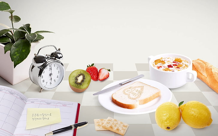 нарезанный киви и клубника, завтрак, тост, будильник, блокнот, фрукты, лимон, HD обои