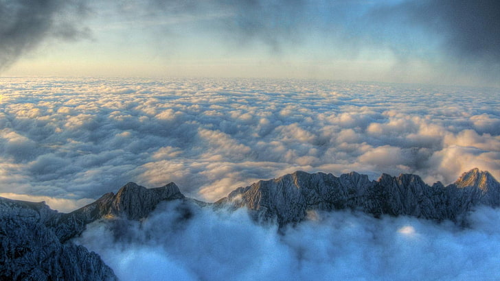 grå berg berg omgiven av moln foto, landskap, natur, dimma, berg, moln, HD tapet