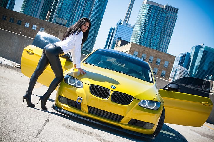 mira, la ciudad, fondo, Chicas, BMW, hermosa niña, posando en el auto, auto amarillo, Fondo de pantalla HD