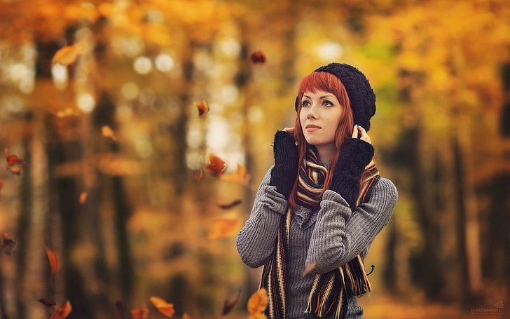 szary sweter damski, kobieta w czarnej czapce z szarym swetrem z długimi rękawami, kobiety, ruda, kobiety na zewnątrz, jesień, na zewnątrz, liście, Tapety HD