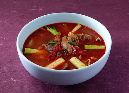 bol de plats cuisinés avec sauce rouge, soupe, légumes verts, viande, assiette, Fond d'écran HD HD wallpaper